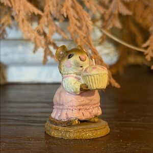 Wee forest folk William Petersen Cute Mouse Figurine with Cupcake